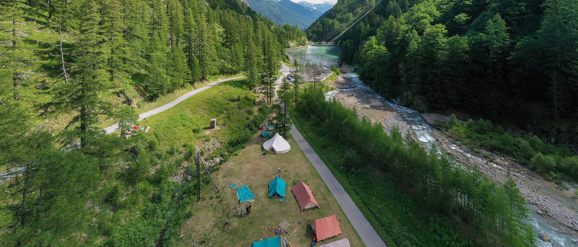 Camp scout dans la vallée, vue aérienne